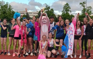Notre jeunesse Bleu-blanc-rose de l'ACL44 s'est rassemblée sur piste pour performer...