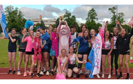 Notre jeunesse Bleu-blanc-rose de l'ACL44 s'est rassemblée sur piste pour performer...
